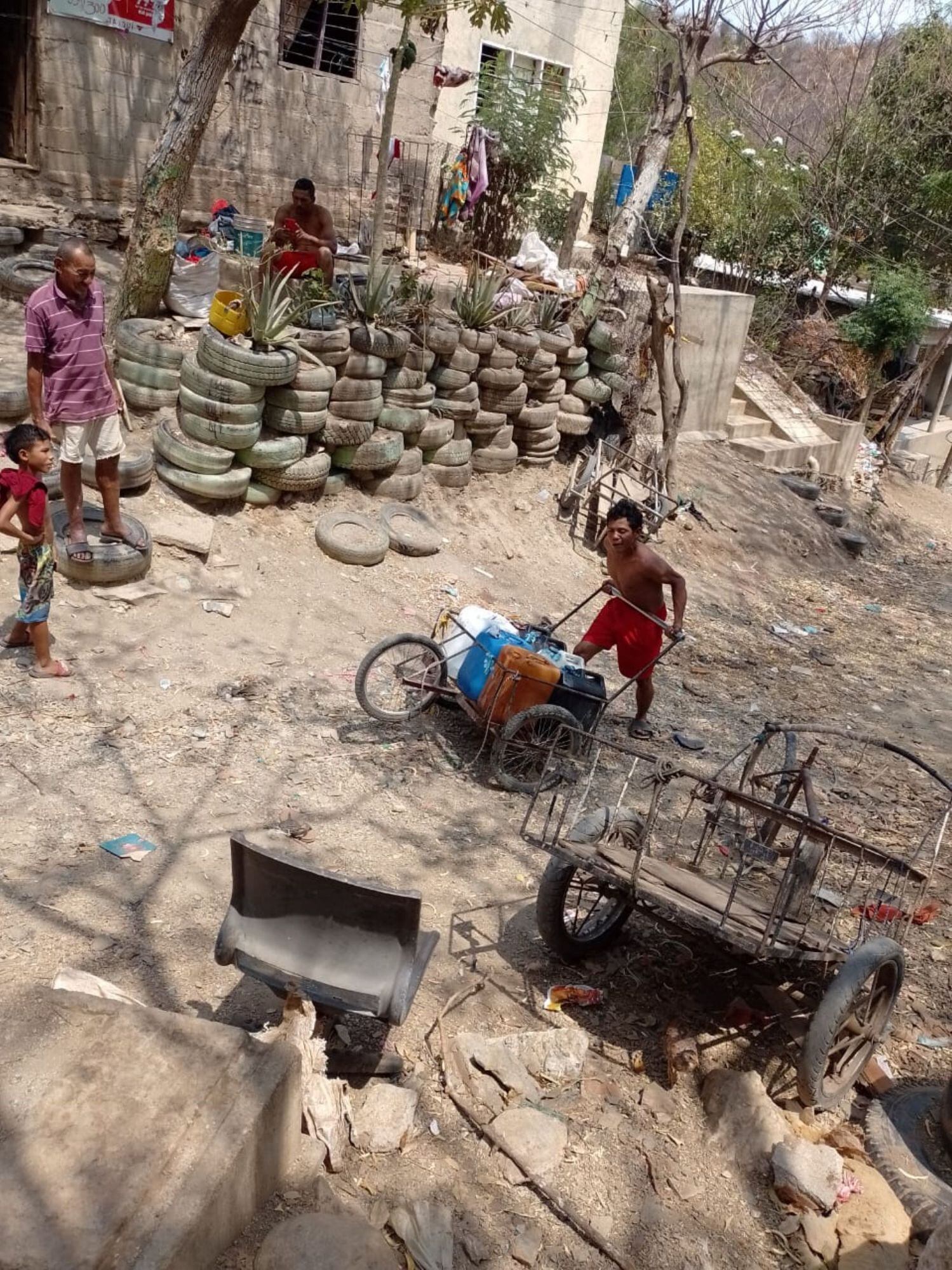 De esta forma se abastecen de agua en algunos barrios/ William Nieto