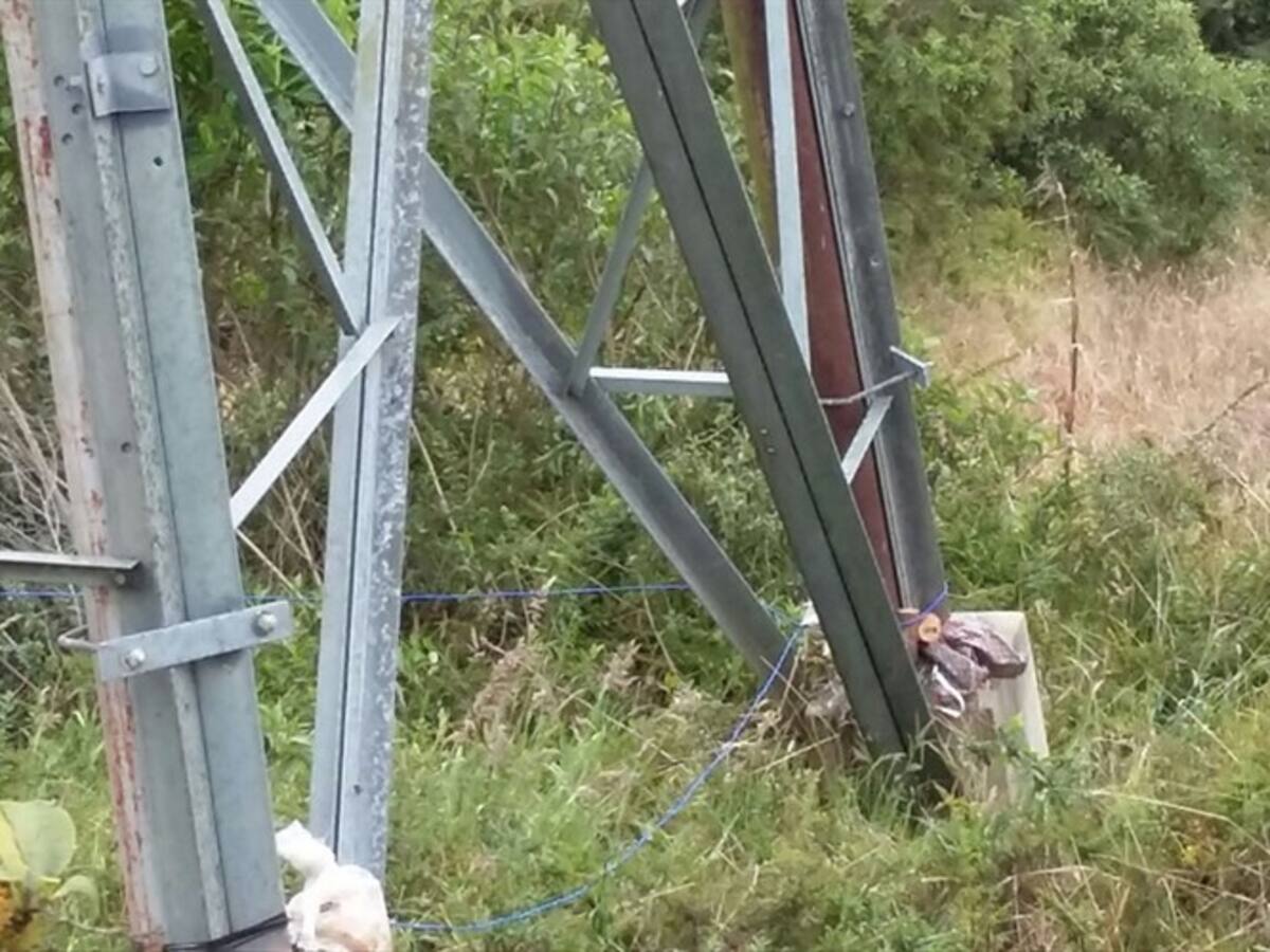 Con explosivos derribaron torre de energía en Medellín
