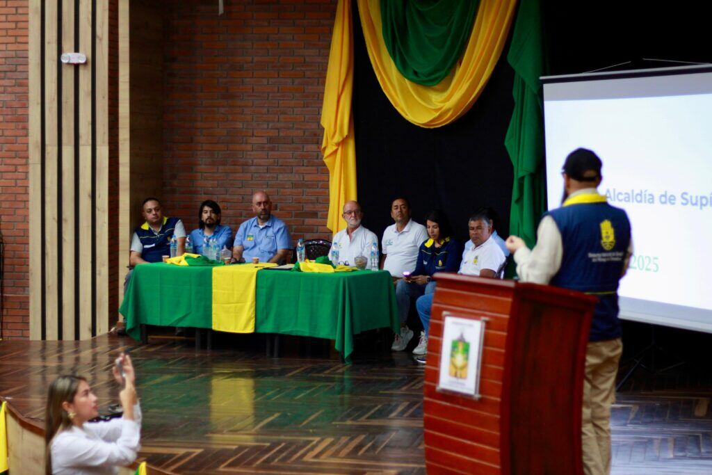 Carlos Carrillo, director de la UNGRD, visitó Supía para conocer las conocer las consecuencias que dejaron la temporada de lluvias en el municipio. Foto: Gobernación de caldas.