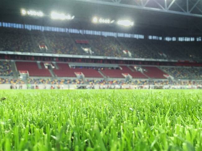 Arquitecto da detalles del primer estadio desmontable del mundo