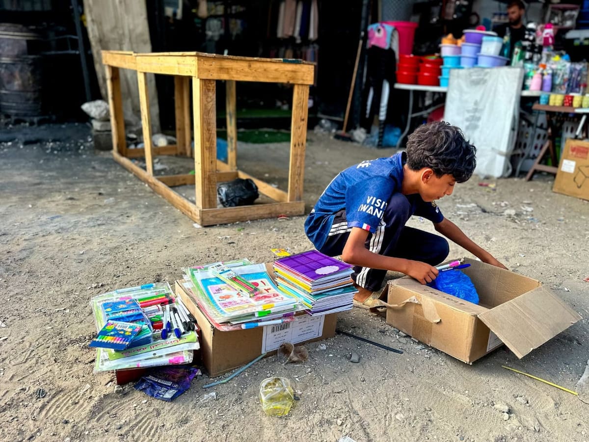 Los niños gazatíes regresan a unas aulas con pocos pupitres y aún bajo ataques israelíes
