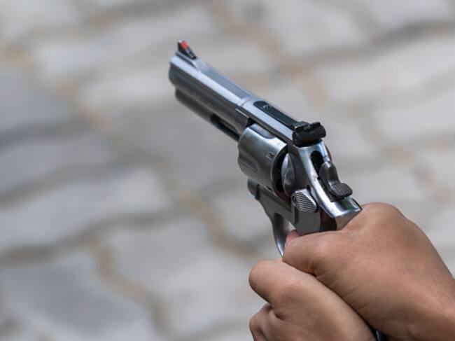 Un hombre que compartía en el establecimiento nocturno realizó varios disparos con un arma de fuego por motivos que se desconocen.