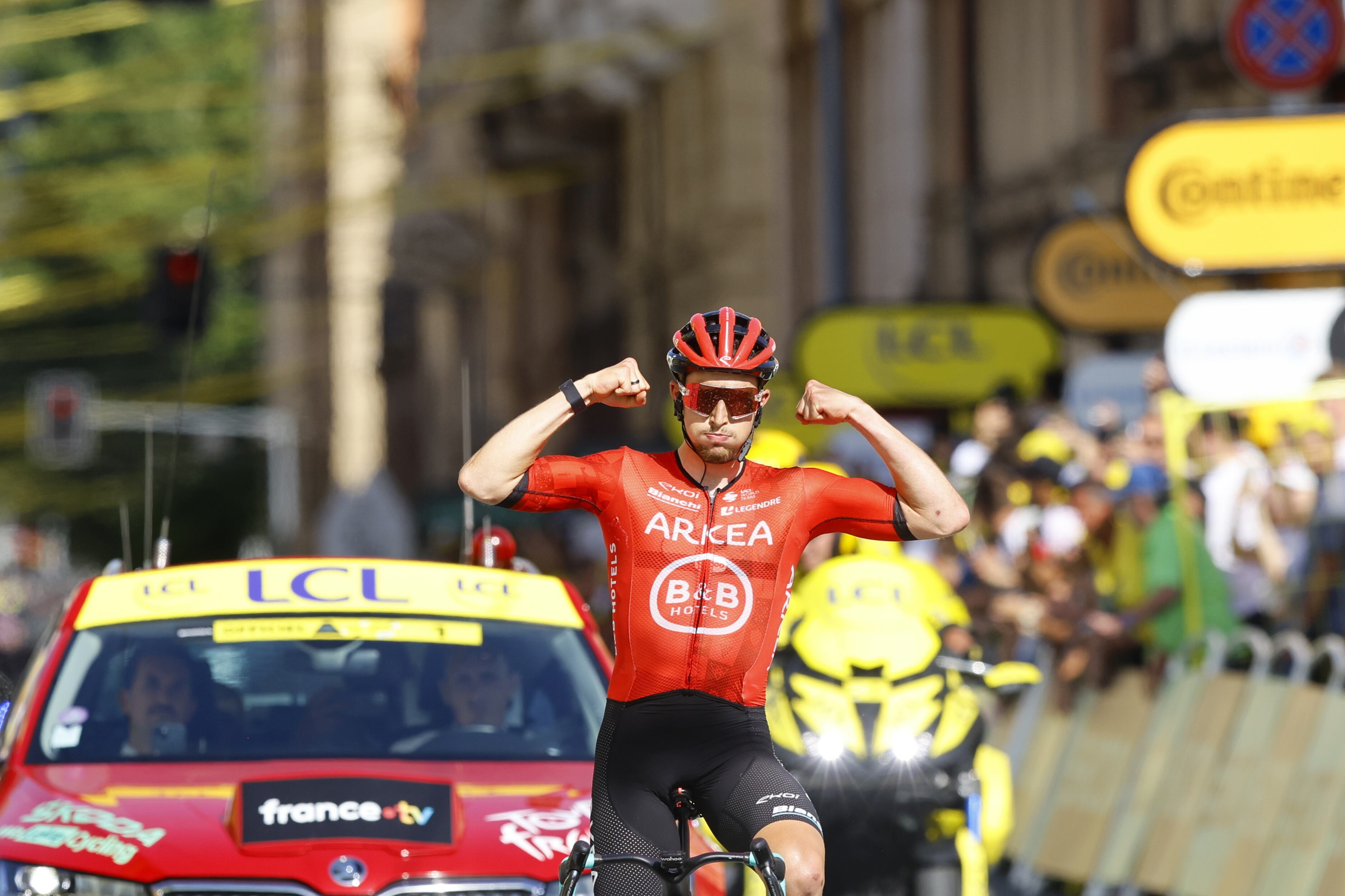 Bologna (Italy), 30/06/2024.- French rider Kevin Vauquelin of Team ArkeañB&B Hotels celebrates as he crosses the finish line to win the second stage of the 2024 Tour de France cycling race over 199km from Cesenatico to Bologna, Italy, 30 June 2024. (Ciclismo, Francia, Italia) EFE/EPA/KIM LUDBROOK