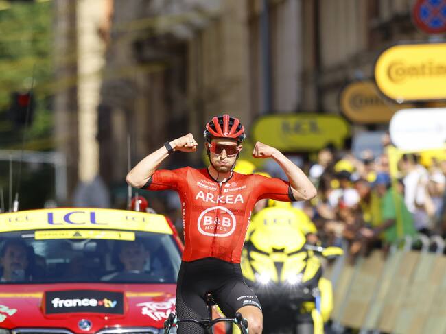 Bologna (Italy), 30/06/2024.- French rider Kevin Vauquelin of Team ArkeañB&B Hotels celebrates as he crosses the finish line to win the second stage of the 2024 Tour de France cycling race over 199km from Cesenatico to Bologna, Italy, 30 June 2024. (Ciclismo, Francia, Italia) EFE/EPA/KIM LUDBROOK