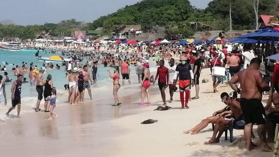 En Playa Blanca, aunque devolvieron a más de diez mil personas que pretendían entrar sin reserva, hubo alta afluencia de turistas sin protocolos de bioseguridad. Foto: Cortesía