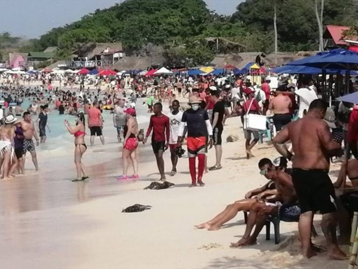 Critican descontrol de propios y turistas en playas y rumbas clandestinas en Cartagena