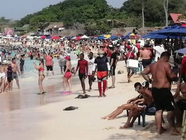 En Playa Blanca, aunque devolvieron a más de diez mil personas que pretendían entrar sin reserva, hubo alta afluencia de turistas sin protocolos de bioseguridad. Foto: Cortesía