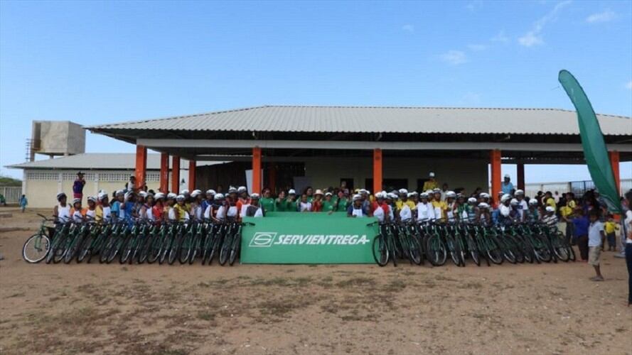 Entrega de bicicletas en El cabo de la vela. Foto: Twitter Servientrega