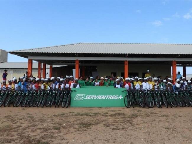 Entrega de bicicletas en El cabo de la vela. Foto: Twitter Servientrega