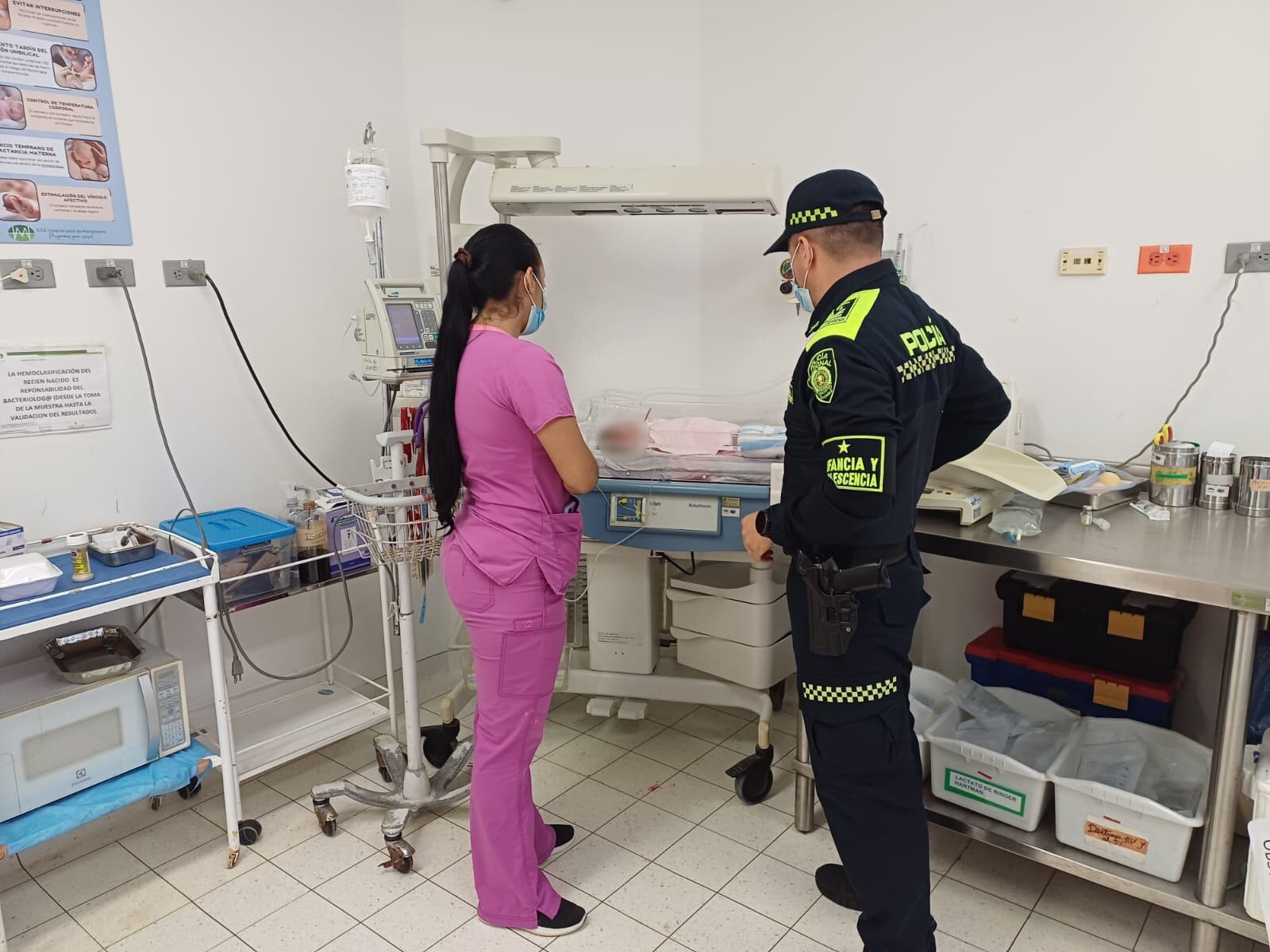 La Policía rescató a bebé recién nacida que fue abandonada en un lote baldío en Montelíbano, Córdoba. Foto: Policía.