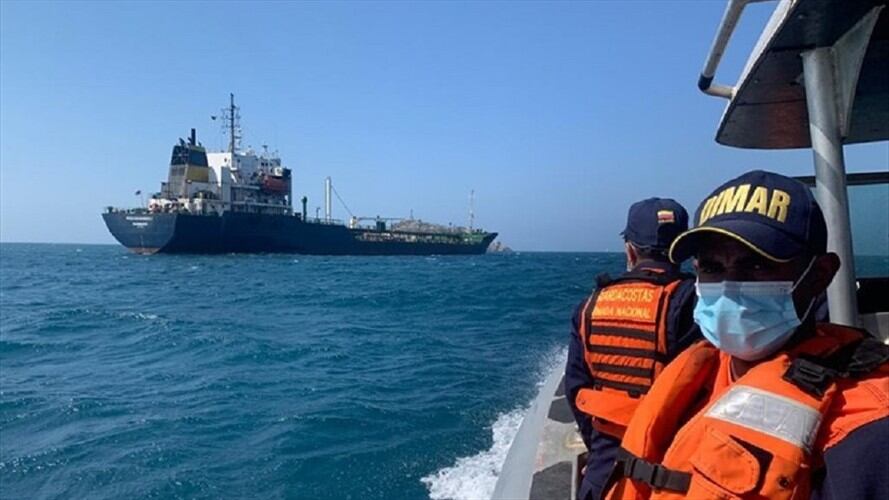 Buque anclado en Santa Marta perdió 473 toneladas del combustible que transportaba. Foto: DIMAR