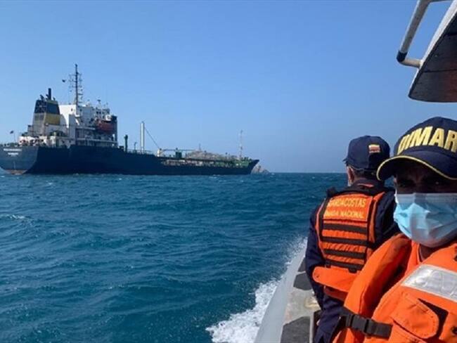 Buque anclado en Santa Marta perdió 473 toneladas del combustible que transportaba. Foto: DIMAR
