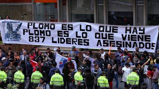 Protestas a favor y en contra de Uribe. Foto: Colprensa