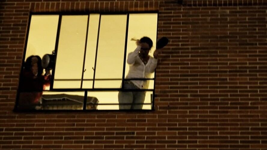 Los ruidos de las cacerolas se sintieron hasta altas horas de la noche.. Foto: Colprensa