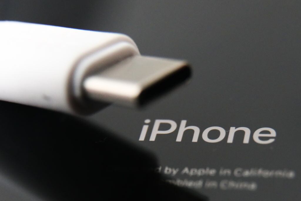 USB-C cable y logo de iPhone. Septiembre 11, 2023. Foto: Jakub Porzycki/NurPhoto via Getty Images.