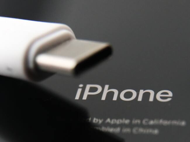 USB-C cable y logo de iPhone. Septiembre 11, 2023. Foto: Jakub Porzycki/NurPhoto via Getty Images.