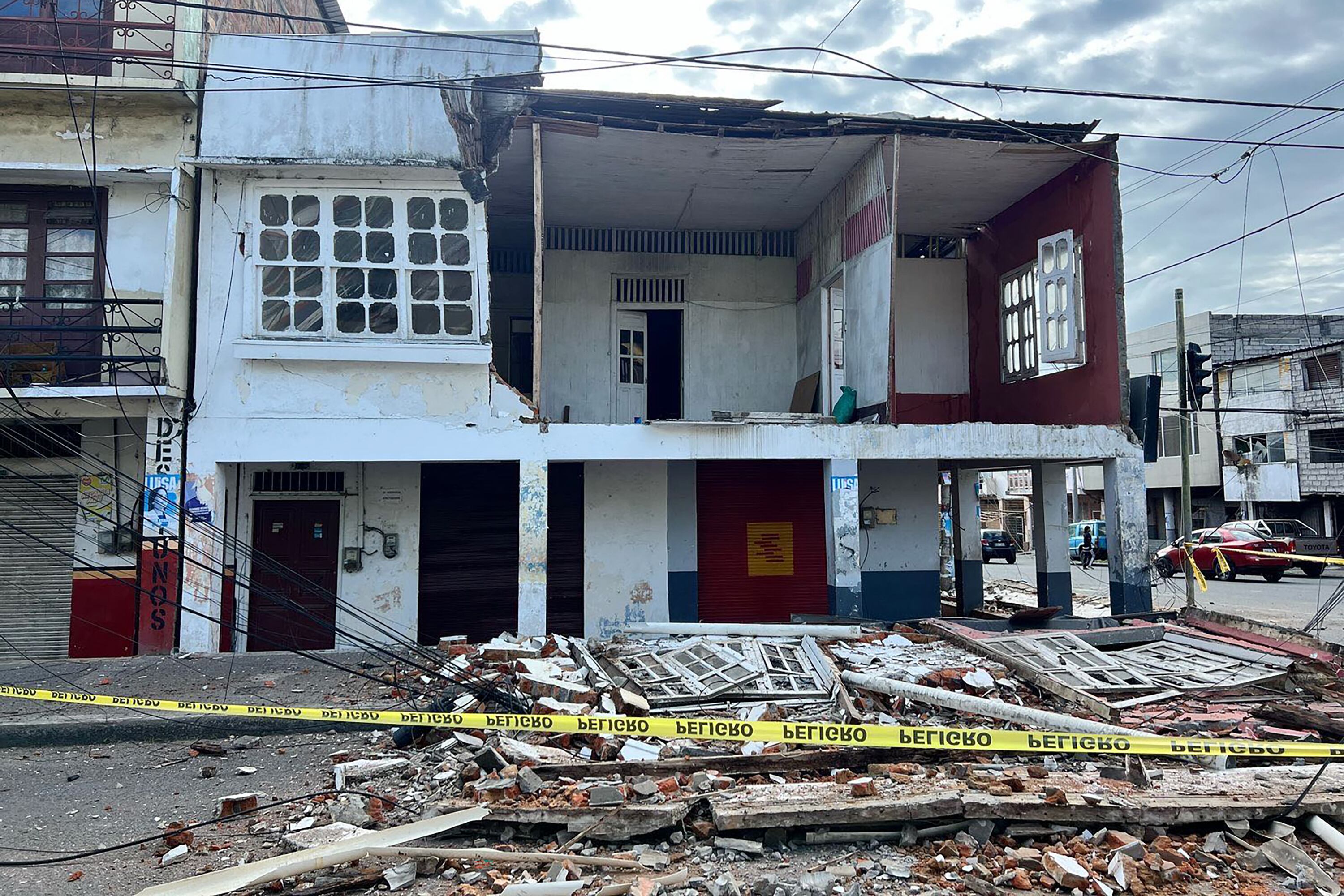 Escombros de una casa fectada tras el sismom de magnitud 6.0 en Ecuador. FOTO: ANTONY QUINTERO/AFP via Getty Images      