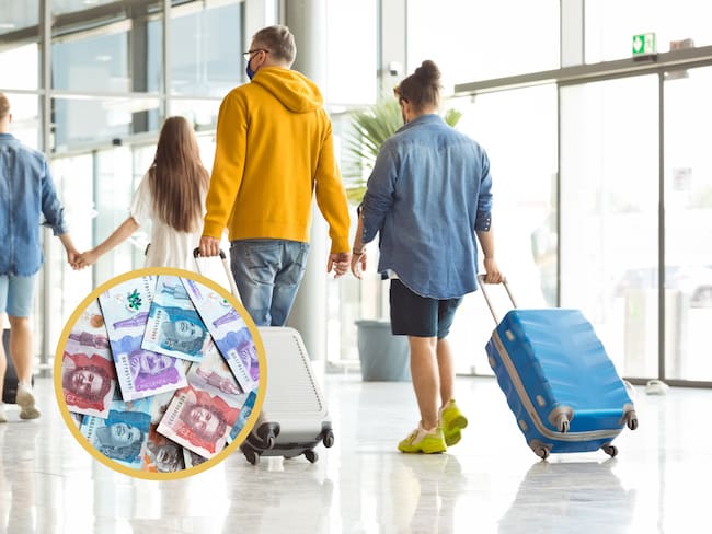Personas caminando con equipaje en un aeropuerto. En el círculo, billetes colombianos (GettyImages)