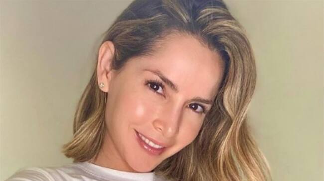 Carmen Villalobos compartió fotos en bikini. Foto: Instagram: @cvillaloboss