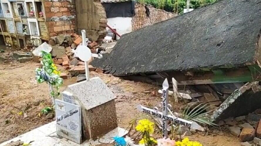 Autoridades buscan identificar restos óseos por colapso en panteón en cementerio central. Foto: Cortesía