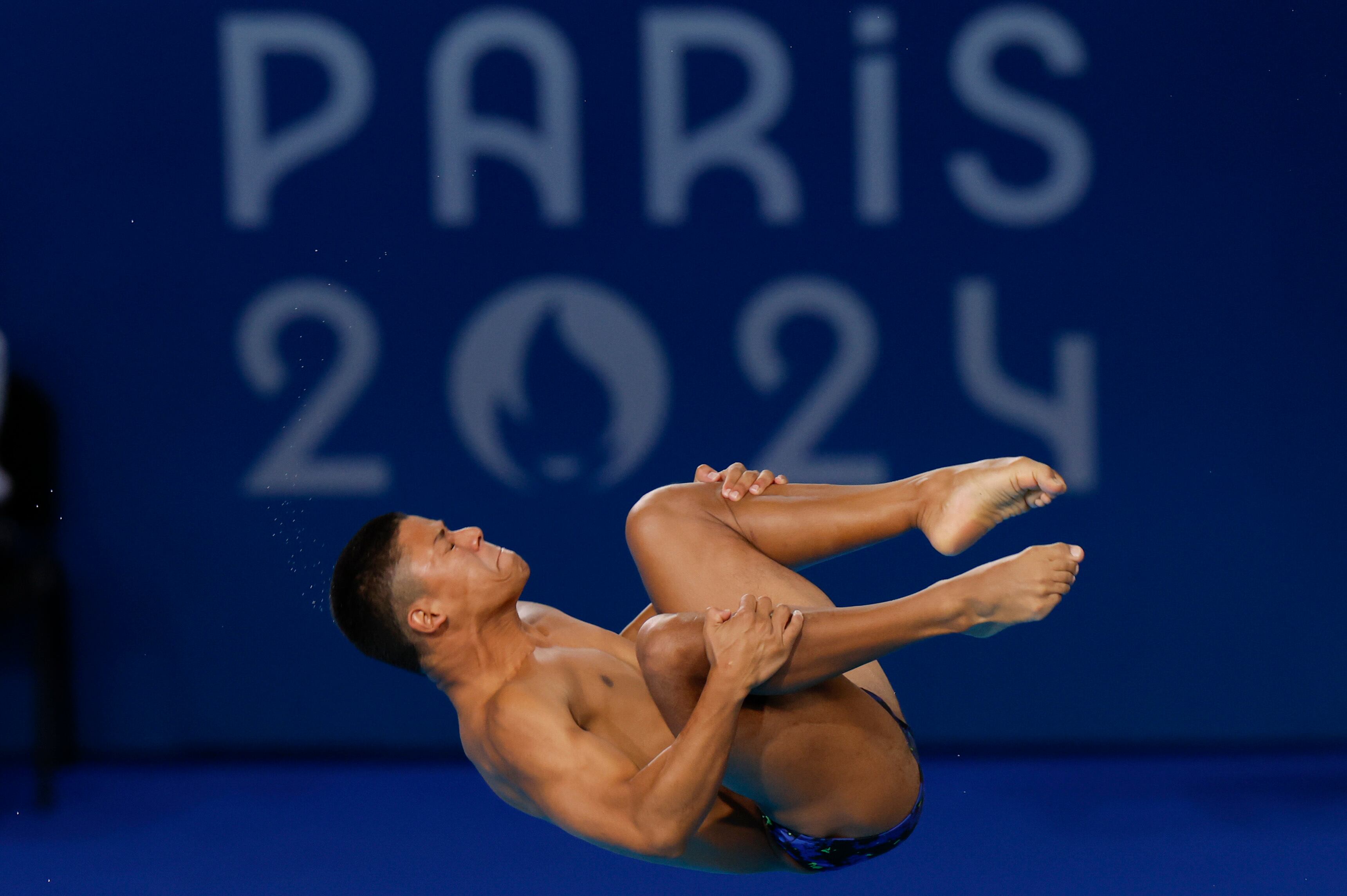 SAINT-DENIS (FRANCIA), 08/08/2024.- El colombiano Luis Felipe Uribe compite en la final de Salto de trampolín 3m masculino, en el marco de los Juegos Olímpicos París 2024, este jueves, en el Centro Acuático de Saint-Denis (Francia). EFE/ Julio Muñoz