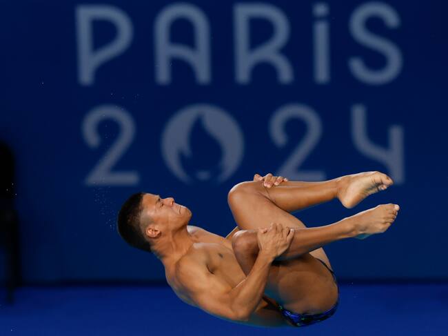 SAINT-DENIS (FRANCIA), 08/08/2024.- El colombiano Luis Felipe Uribe compite en la final de Salto de trampolín 3m masculino, en el marco de los Juegos Olímpicos París 2024, este jueves, en el Centro Acuático de Saint-Denis (Francia). EFE/ Julio Muñoz