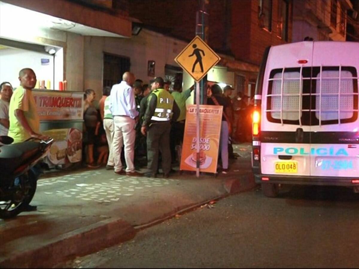 Asesinaron a una mujer mientras departía con su pareja en un restaurante en Cali