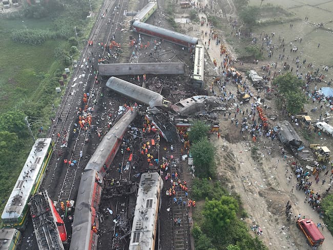 Sube a 261 el número de muertos en grave accidente de trenes en India