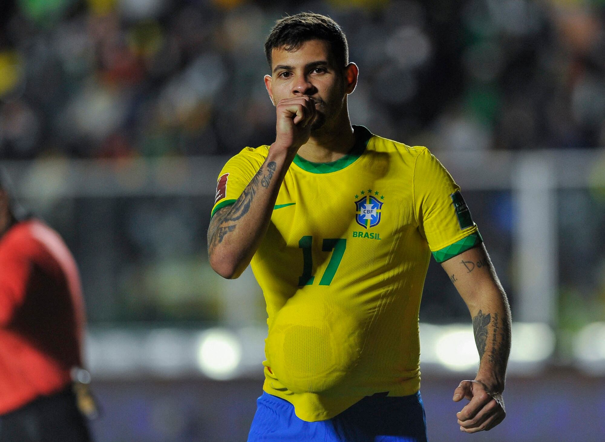 Bruno Guimaraes, jugador de Brasil, celebrando su gol ante Bolivia por Eliminatorias (Photo by JORGE BERNAL/AFP via Getty Images)