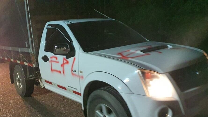 Integrantes del Epl marcan con insignias varios vehículos en Norte de Santander. Foto: Colprensa