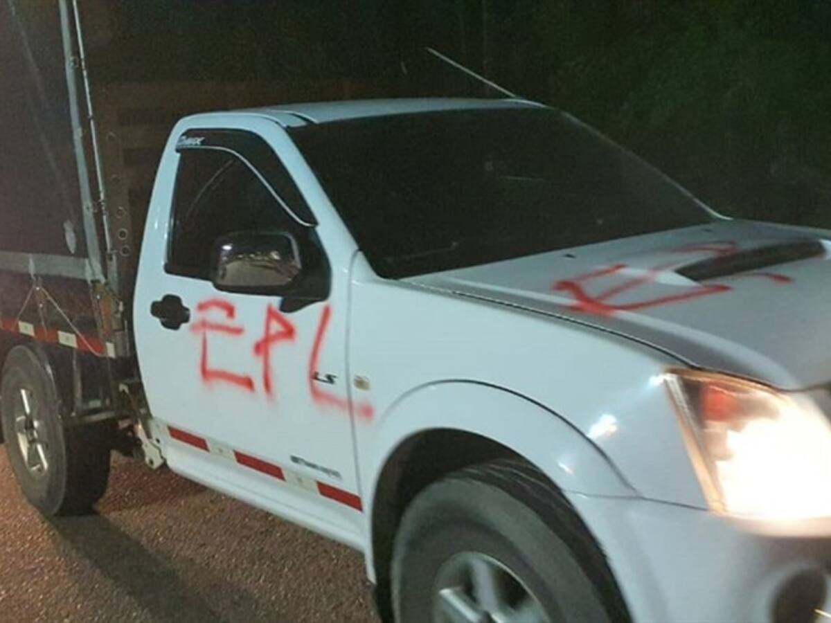 Epl marca con insignias varios vehículos en vía de Norte de Santander