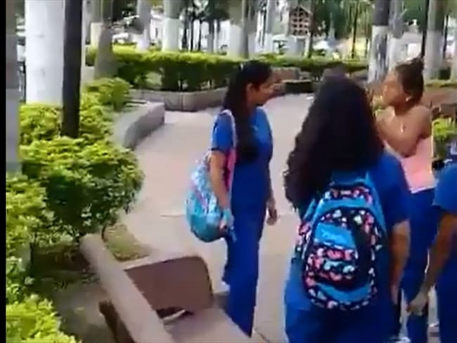 En video quedó registrado el momento en que dos alumnas se agreden/ Imagen tomada de Video. Foto: Video: Erika Rebolledo.