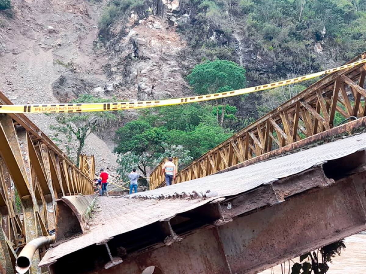 Puente colapsó ante caída de rocas de gran tamaño en Tolima