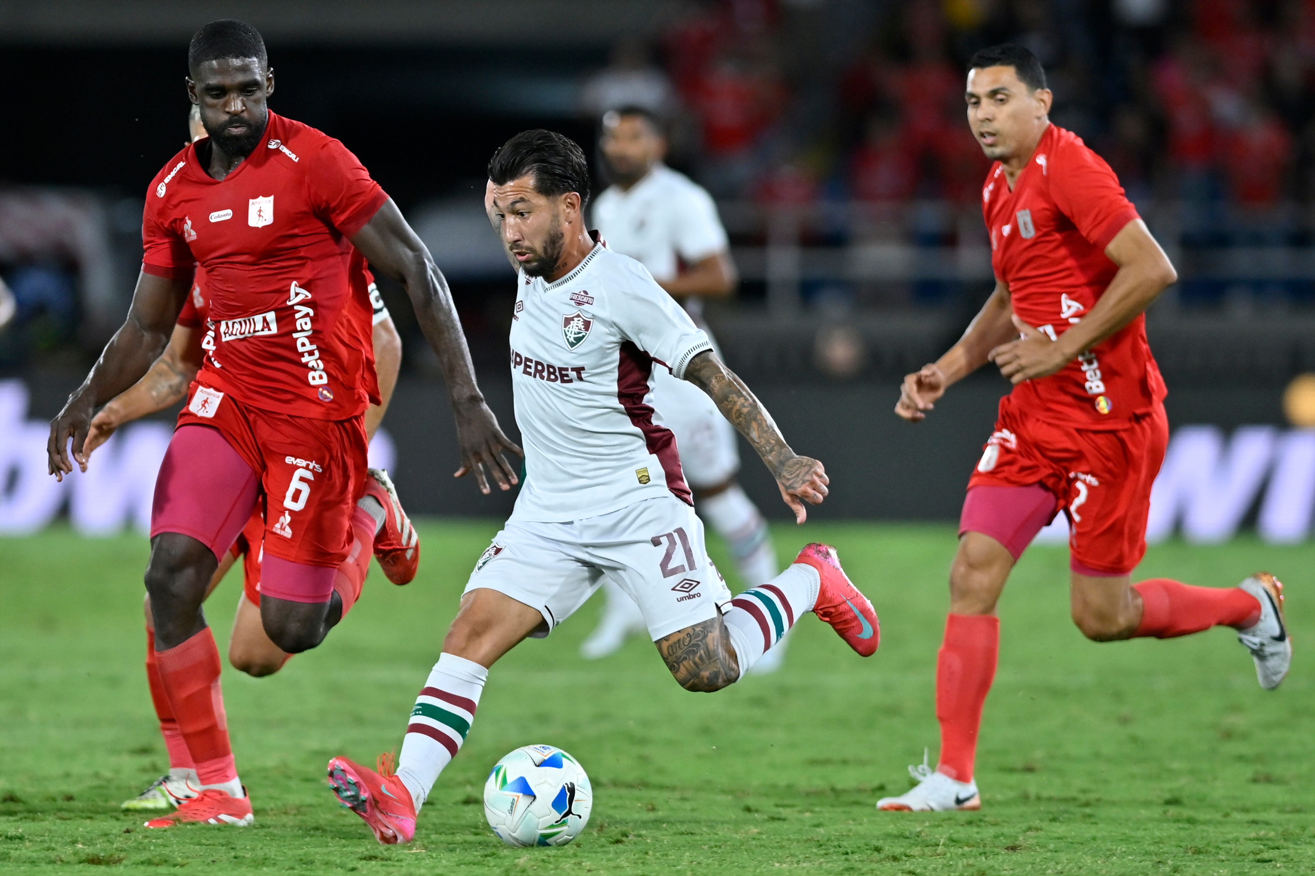 Cristian Tovar desafía a Luciano Acosta de Fluminense durante el partido de ida de los octavos de final de la CONMEBOL Sudamericana entre América de Cali y Fluminense en el Estadio Olímpico Pascual Guerrero el 12 de agosto de 2025, en Santiago de Cali, Colombia. (Foto de Gabriel Aponte/Getty Images)