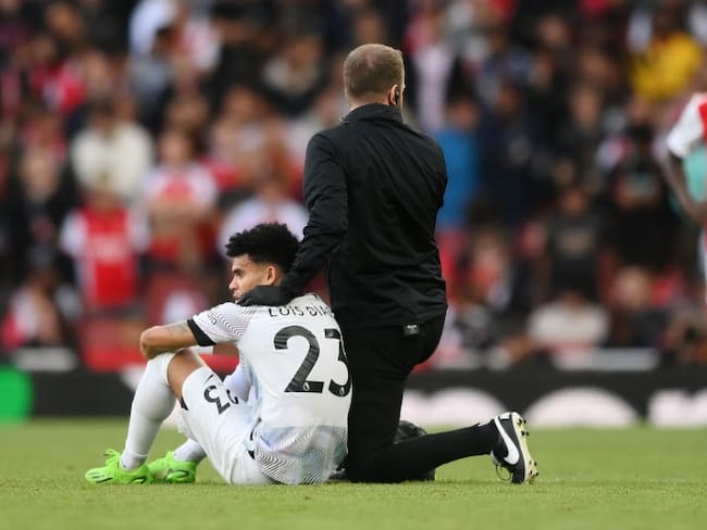 Luis Diaz salió lesionado del partido entre Arsenal y Liverpool (Photo by Shaun Botterill/Getty Images)