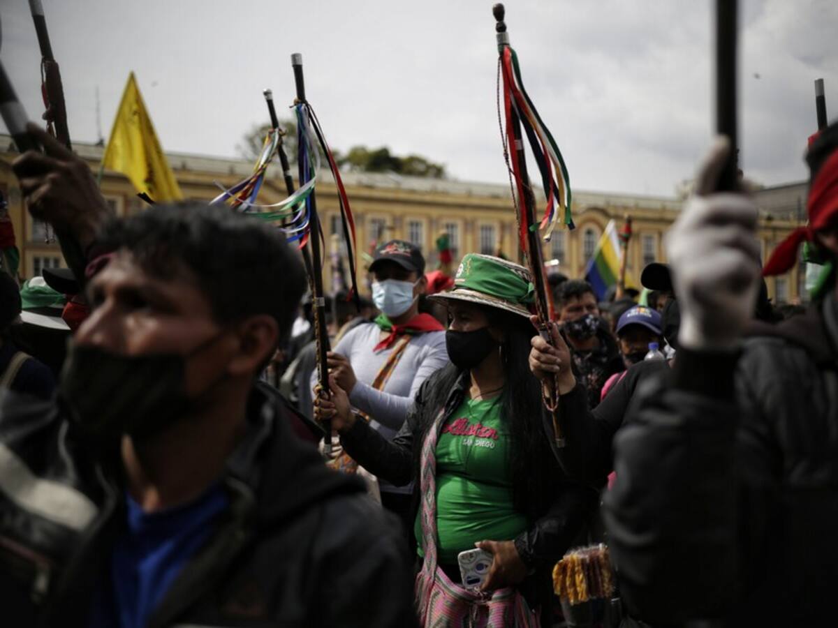 Guardia Indígena se toma la Plaza de Bolívar mientras el Congreso discute el PND
