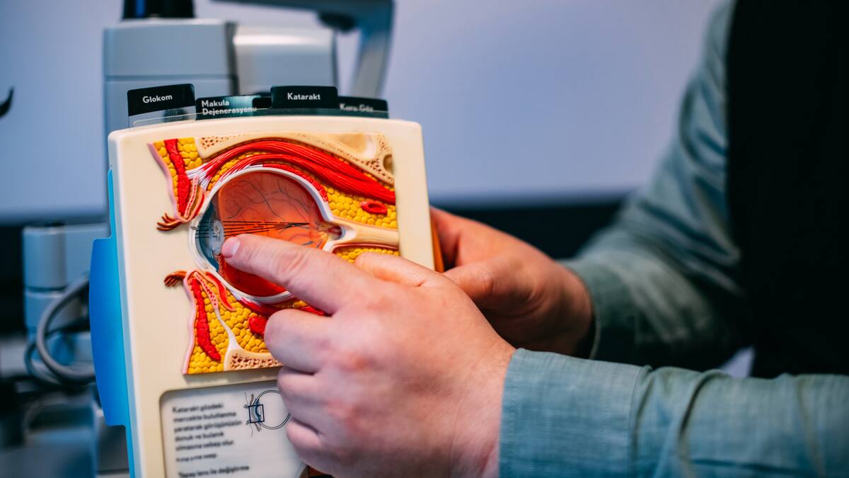 Síntomas que pueden indicar que hay inflamación en el nervio óptico, según neuróloga