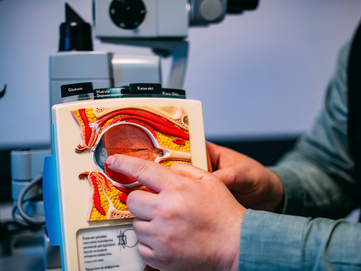 Síntomas que pueden indicar que hay inflamación en el nervio óptico, según neuróloga