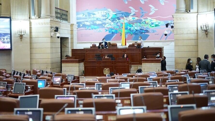 El aforo permitido por la ARL es de máximo 71 congresistas, así que algunos deberán conectarse por fuera del recinto. Foto: Colprensa / CÁMARA DE REPRESENTANTES
