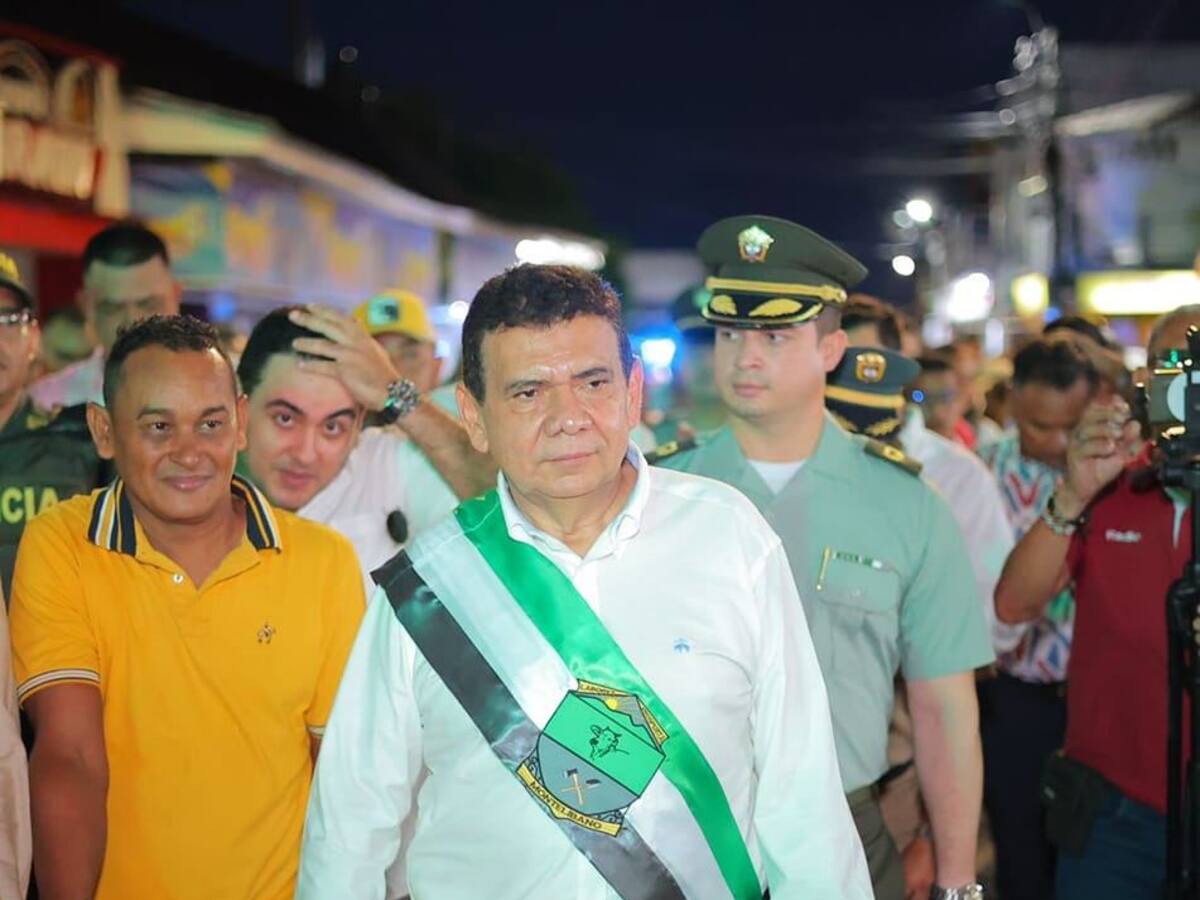 Alcalde Gabriel Calle, padre de Andrés Calle, fue suspendido por presunta participación en política