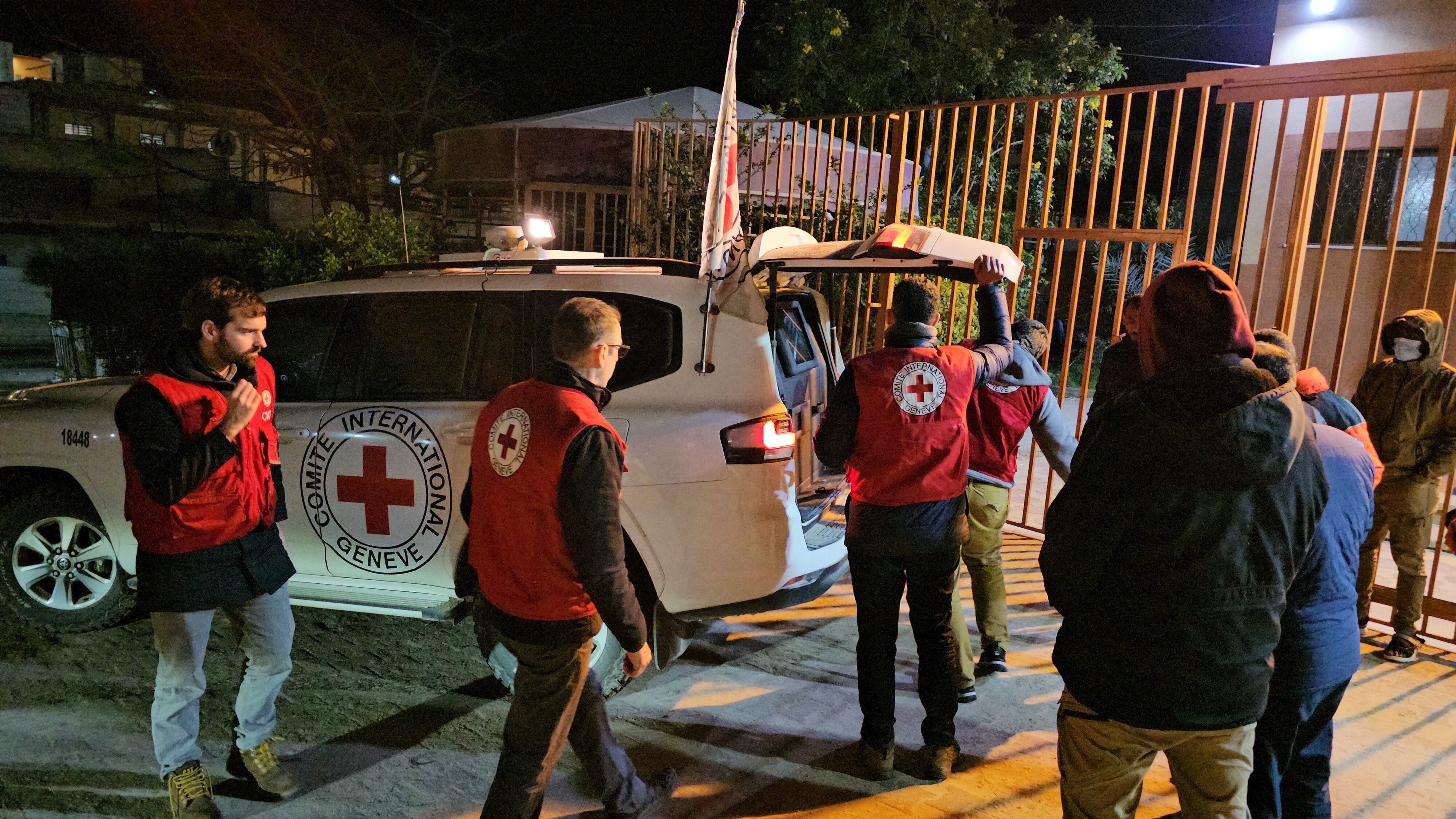 Miembros de la Cruz Roja en Gaza. FOTO: Hasan Eslayh/Anadolu via Getty Images