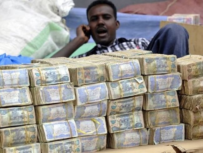Para hacer la compra en Somalia se necesitan fajos y más fajos de billetes.. Foto: BBC Mundo