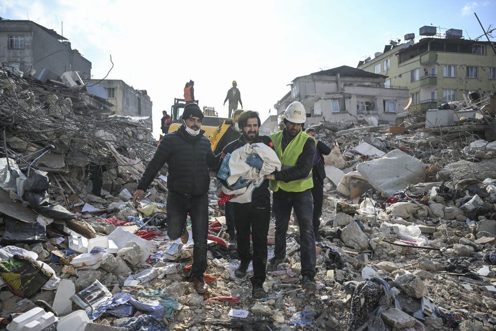 HATAY, TURKIYE - FEBRUARY 11: Rescate de bebé en Turquía (Photo by Ercin Erturk/Anadolu Agency via Getty Images)