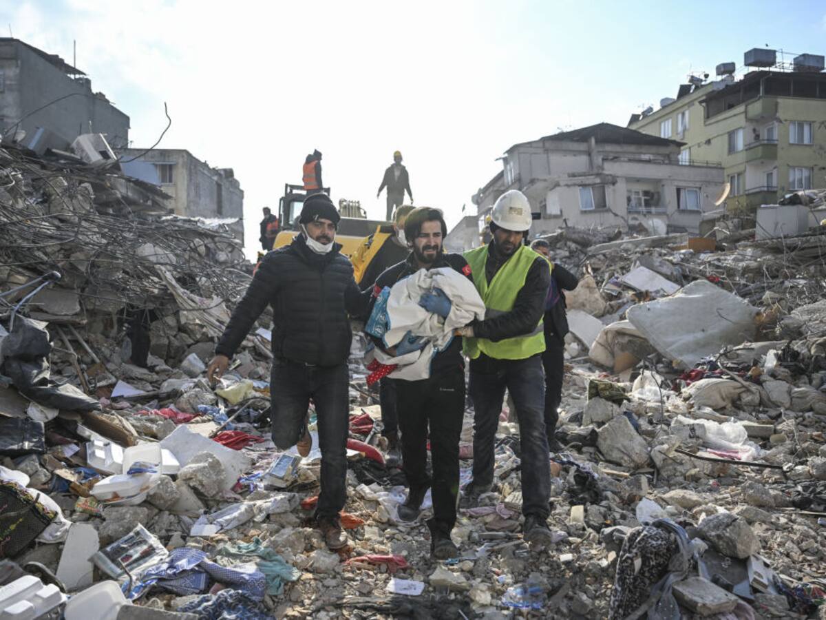 Video: Bebé de dos meses es rescatado en Turquía