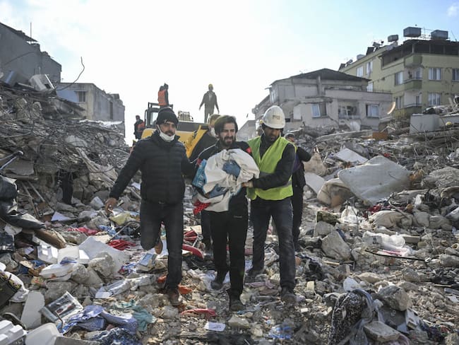 HATAY, TURKIYE - FEBRUARY 11: Rescate de bebé en Turquía (Photo by Ercin Erturk/Anadolu Agency via Getty Images)