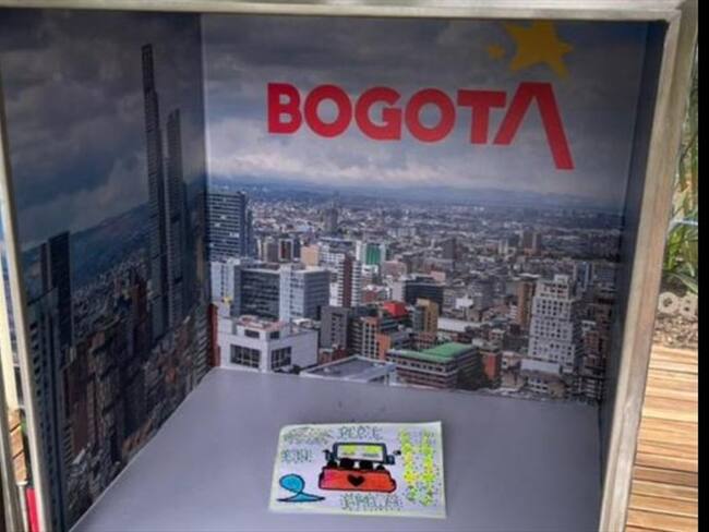 La cápsula, que será guardada bajo el suelo en el Jardín Botánico el próximo 31 de agosto, se abrirá en 17 años, en 2038. Foto: Proporcionada por Karen Bohórquez