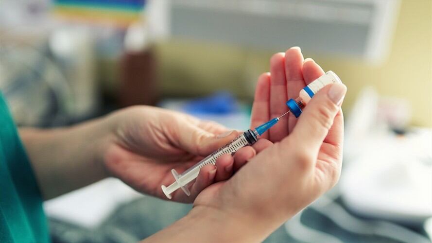 El activista Beto Coral denunció en Sigue La W que Centro Democrático estaría usando vacunas gratis del Gobierno de EE.UU. para hacer política en ese país.. Foto: Getty Images