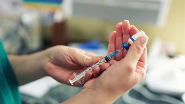 El activista Beto Coral denunció en Sigue La W que Centro Democrático estaría usando vacunas gratis del Gobierno de EE.UU. para hacer política en ese país.. Foto: Getty Images