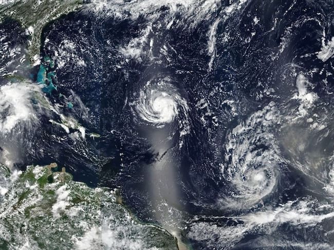 Imagen facilitada por la NASA que muestra los huracanes (i-d) Florence, Isaac y Helene avanzando por aguas del Atlántico Norte. Foto: Agencia EFE