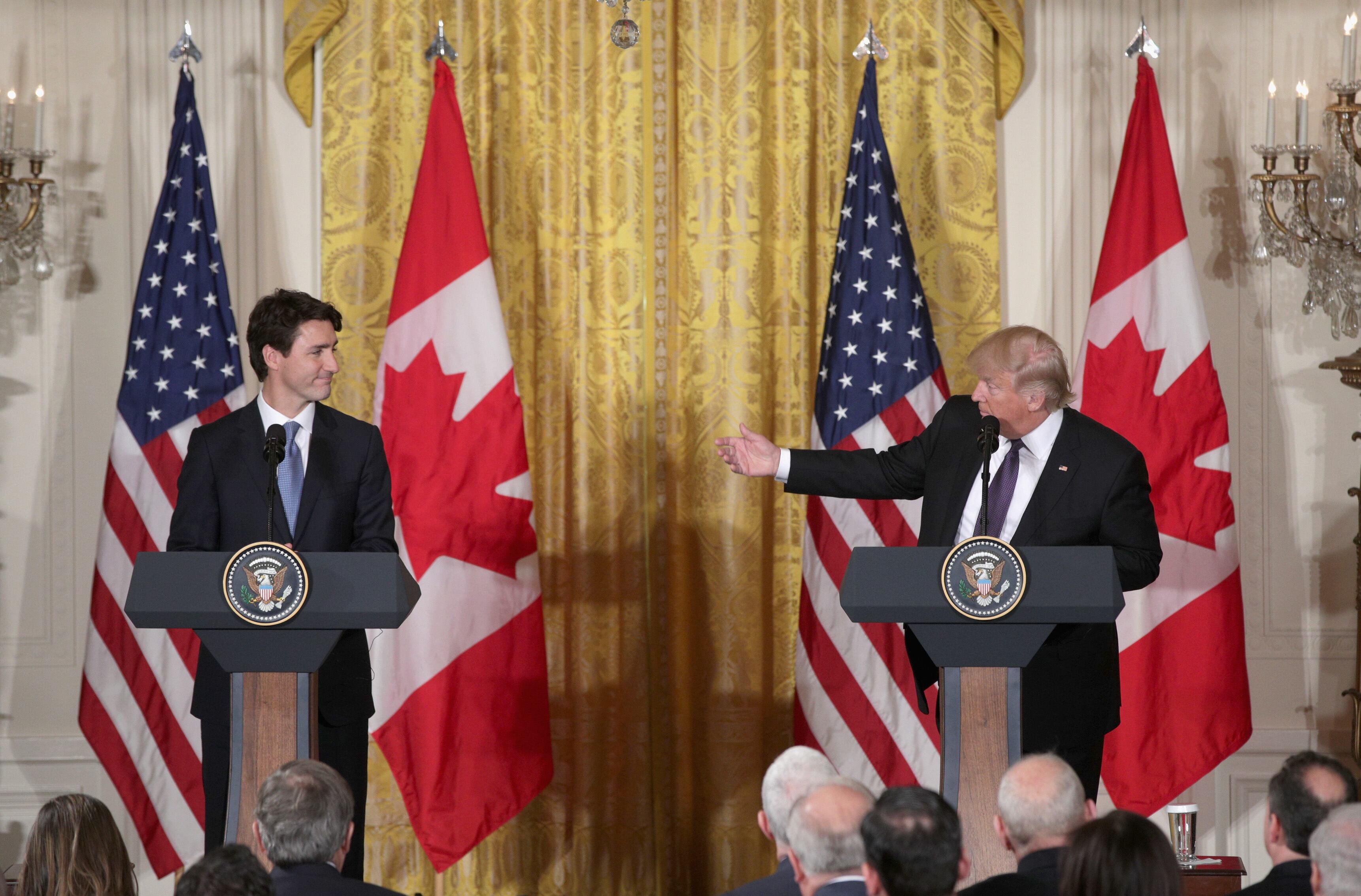 El presidente de Estados Unidos, Donald Trump (d), y el primer ministro canadiense, Justin Trudeau, participan en una rueda de prensa conjunta en la Sala Este de la Casa Blanca el 13 de febrero de 2017. Getty Images